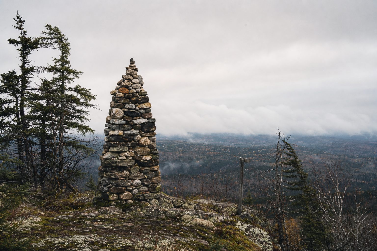Le Cairn qui Écoute, une pile de roches dépareillées sur la crête nord