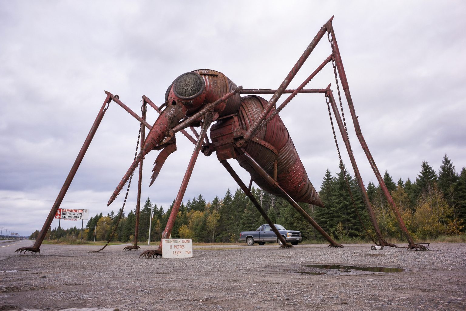 La statue du maringouin géant soudée en bord de la route 155
